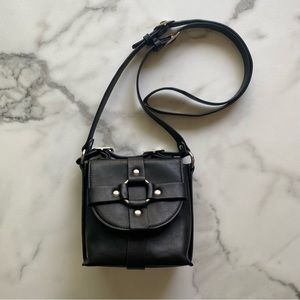 Harness crossbody